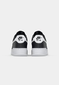 Nike AIR FORCE 1 07 Black/White
